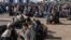 عکس خبرگزاری فرانسه از گروهی از اتباع افغانستان که پس از اخراج از ایران وارد گذرگاه مرزی اسلام‌قلعه شده‌اند