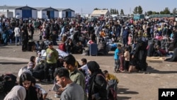 ده‌ها مهاجر افغان که اخیراً از ایران برگشت کردند.