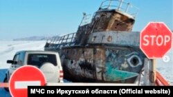 Закрытая ледовая переправа через лед Байкала со стороны острова Ольхон