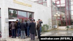 Türkmenistanda bankomatyň öňünde nobata duran adamlar. Arhiwden alnan illýustrasiýa suraty