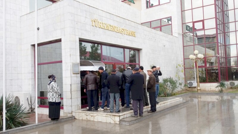 Türkmenistanda ilatyň ‘bankomat nobatlarynda nagt pul kynçylykaryndan' kösenýändigi habar berilýär