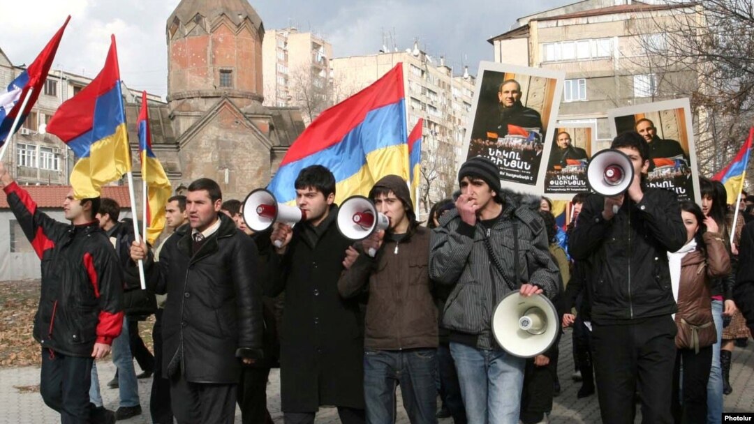 Молодые оппозиционеры требуют освободить Никола Пашиняна