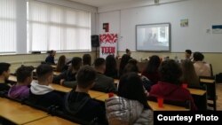 Средношколци. Архивска фотографија.