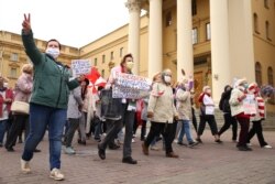 Калі марш праходзіў паўз будынак КДБ Беларусі, пэнсіянэры скандавалі «Бабушки против ОМОНа»