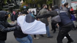 Poliția arestează protestatarii de pe bulevardul Melikișvili din Tbilisi.