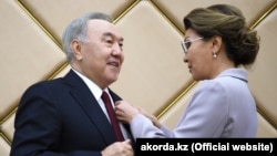 Дочь бывшего президента Казахстана Нурсултана Назарбаева Дарига Назарбаева, на тот момент спикер сената, вручает ему звание почётного сенатора. 6 июня 2019 года