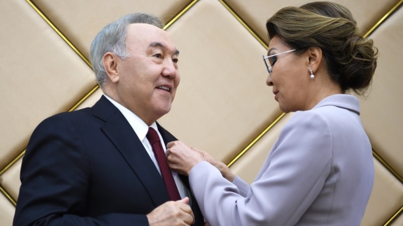 Дарига Назарбаева, спикер сената парламента, прикрепляет к лацкану пиджака своего отца Нурсултана Назарбаева нагрудный знак «Почётный сенатор». Нур-Султан, 6 июня 2019 года. 