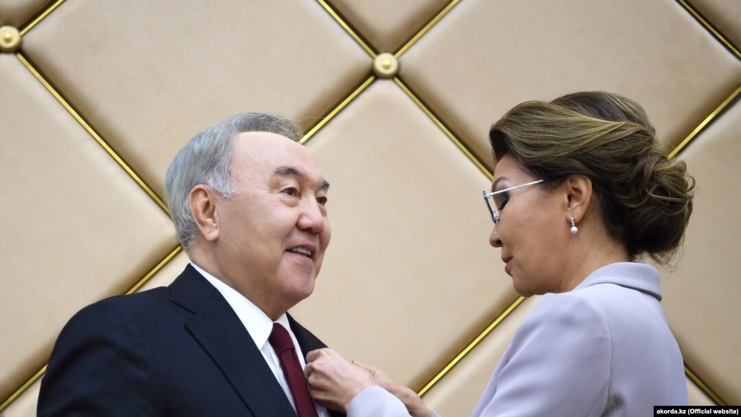 Нурсултан Назарбаев кызы Дарига Назарбаева менен.