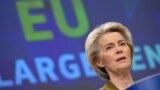 Președintele Comisiei Europene, Ursula von der Leyen, susține o conferință de presă privind pachetul de extindere 2023 și noul plan de creștere pentru Balcanii de Vest la sediul UE de la Bruxelles, pe 8 noiembrie 2023