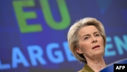 Președintele Comisiei Europene, Ursula von der Leyen, susține o conferință de presă privind pachetul de extindere 2023 și noul plan de creștere pentru Balcanii de Vest la sediul UE de la Bruxelles, pe 8 noiembrie 2023