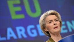 Președintele Comisiei Europene, Ursula von der Leyen, susține o conferință de presă privind pachetul de extindere 2023 și noul plan de creștere pentru Balcanii de Vest la sediul UE de la Bruxelles, pe 8 noiembrie 2023