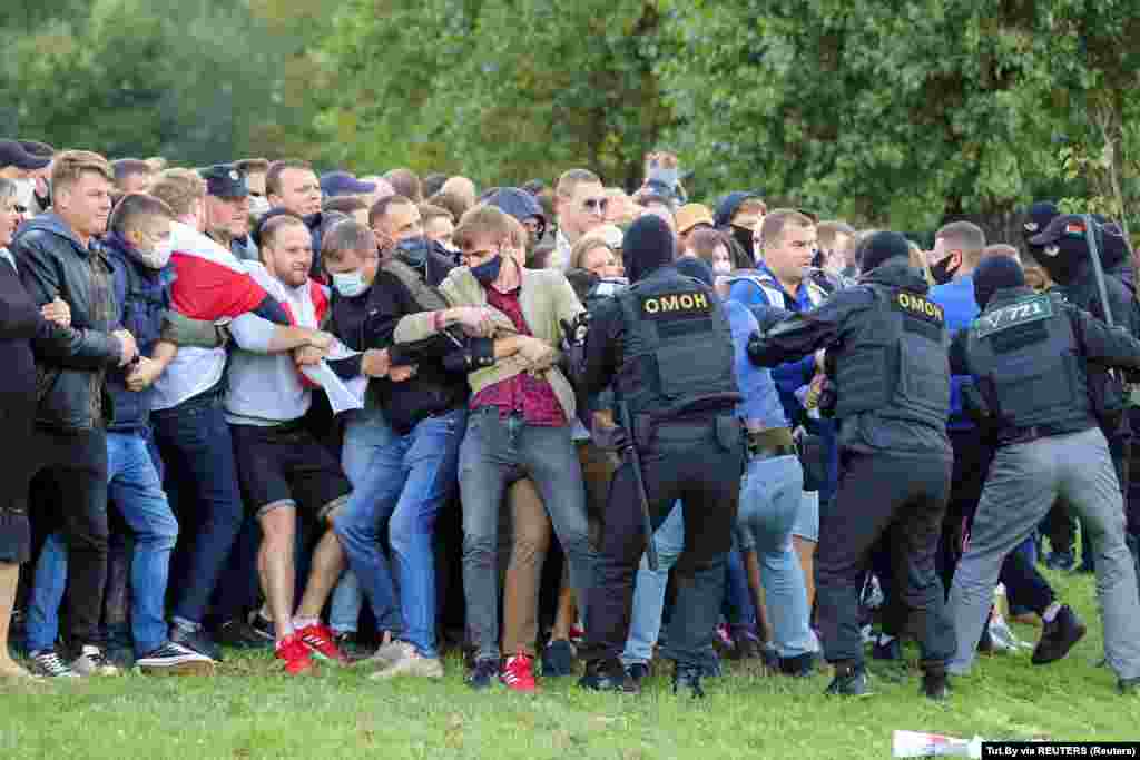 Belarus - Law enforcement officers scuffle with demonstrators during a rally against police brutality following protests to reject the presidential election results in Minsk, 13sep2020