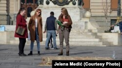 "Tamo na trgu bile smo ja i moja prijateljica Jelena Medić. Pričale smo s ljudima koji bi prišli i raspitivali se o tepihu, animirali bismo ih da napišu svoje izazove, probleme i strahove na tepih", kaže Jelena Topić