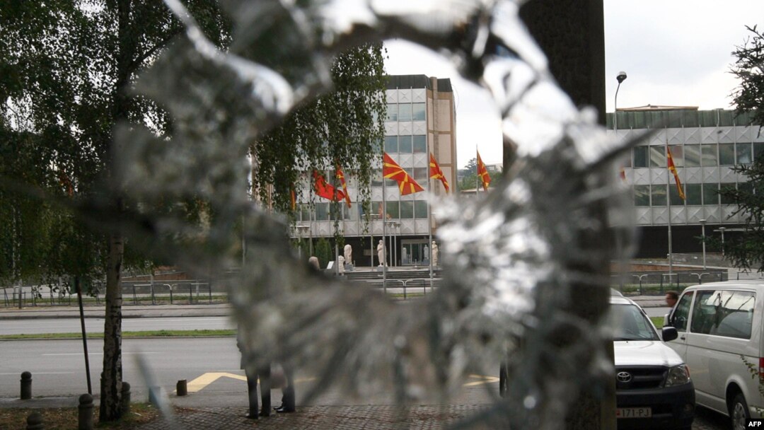 Две тромблонски гранати беа истрелни во близина на Владата на 6 август 2007 година.
