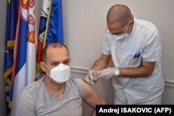 Ministar zdravlja Zlatibor Lončar prvi je primio kinesku vakcinu protiv korona virusa