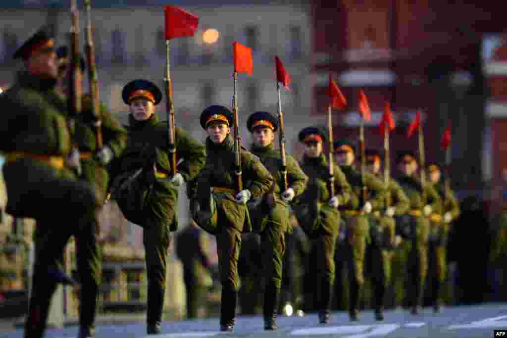 Soldiers march during a rehearsal of the Victory Day parade in Moscow late on May 5. (AFP/Kirill Kudryavtsev)