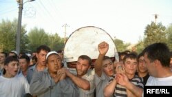 Во многих кыргызских селах сегодня хоронить некому, а многие дома заколочены с надписью "уехал на заработки"