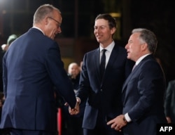 Канцлер Німеччини Фрідріх Мерц вітає зятя президента США Джареда Кушнера та спецпосланника США Стіва Віткоффа у Канцелярії. Берлін, Німеччина, 15 грудня 2025 року