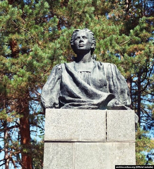 Грузія. Пам’ятник Лесі Українці в містечку Сурамі біля Музею Лесі Українки