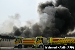 Пожежа у промисловому районі столиці Катару Дохи піднімається стовп диму після удару, який, за повідомленнями, завдав Іран, 1 березня 2026 року