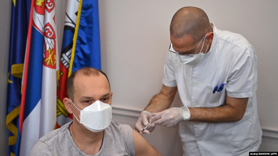 Ministrul Sănătății din Serbia, Zlatibor Loncar s-a vaccinat cu Sinopharm, vaccinul COVID produs în China.
