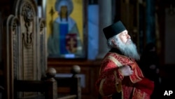 Un preot ortodox georgian oficiază o slujbă la Catedrala Sfintei Treimi din Tbilisi.
