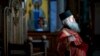 Egy georgiai ortodox pap misét tart a tbiliszi Szentháromság-székesegyházban
