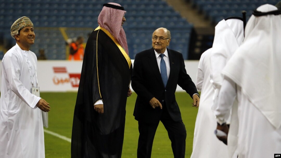 Президент ФИФА Йозеф Блаттер открывает турнир стран Персидского залива Gulf Cup на стадионе в Эр-Рияде. 2014 год 