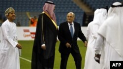 Президент ФИФА Йозеф Блаттер открывает турнир стран Персидского залива Gulf Cup на стадионе в Эр-Рияде. 2014 год 