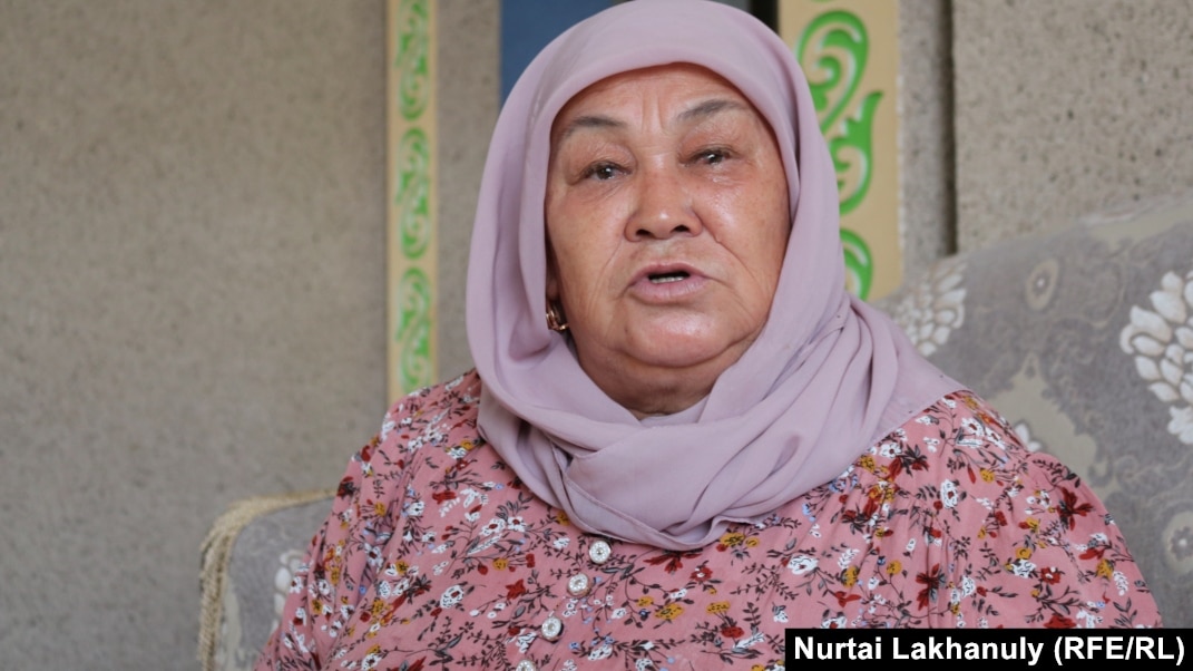 Олар оны алдап жатқанын ұстады және ол қосылды.