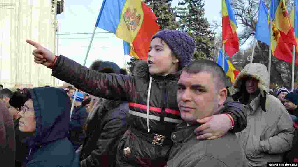 Susținătorii lui Renato Usatîi în timp ce coloana traversează PMAN spre Parlament