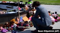 Prim-ministrul canadian, Justin Trudeau, a vizitat un memorial din Ottawa după descoperirea osemintelor la fosta școală din Kamloops.