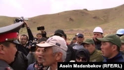 Митинг жителей села Кок-Мойнок Тонского района Иссык-Кульской области против добычи на урановом месторождении Кызыл-Омпол. 20 апреля 2019 года.