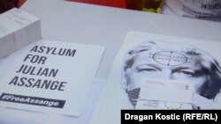 U Beogradu je juče održan protest kojim je zatraženo oslobađanje osnivača Vikiliksa