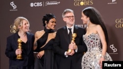 Сара Мърфи, Теяна Тейлър, Пол Томат Андерсън и Чейс Инфинити позират с наградата „Златен глобус“ за най-добър филм в категорията комедия или мюзикъл за филма „Битка след битка“. 11 януари 2026 г.