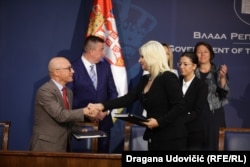Migel Morgado iz Evropske investicione banke i ministarka Zorana Mihajlović nakon potpisivanja ugovora u Beogradu