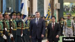 Президент Украины Виктор Янукович (слева) и президент Туркменистана Гурбангулы Бердымухамедов во время встречи в Ашгабате. 13 февраля 2013 года. 
