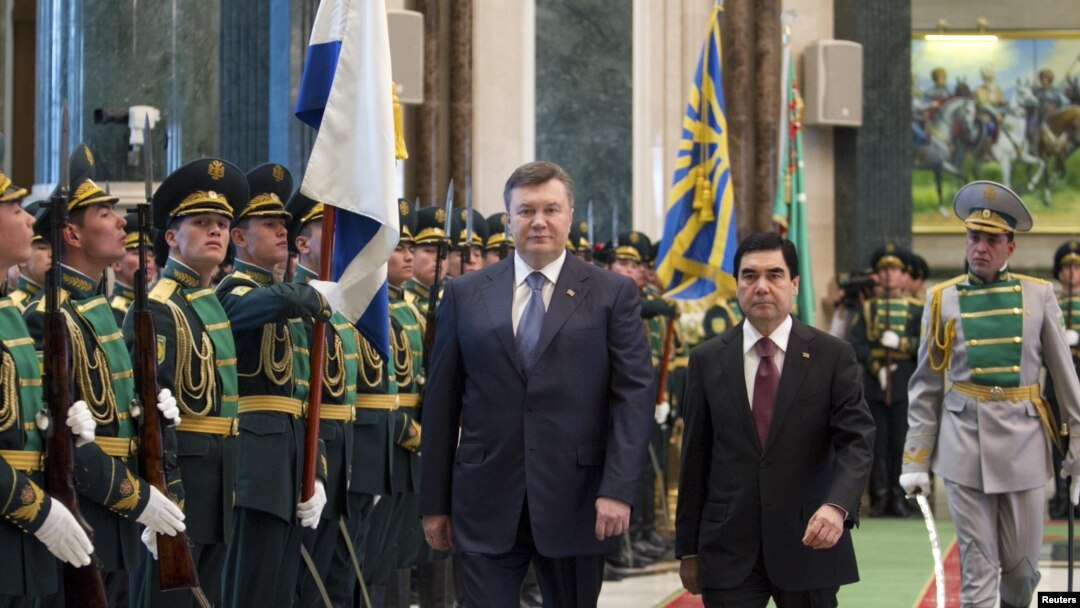 The agreement was signed after talks between visiting Ukrainian President Viktor Yanukovych (left) and his Turkmen counterpart, Gurbanguly Berdymukhammedov.