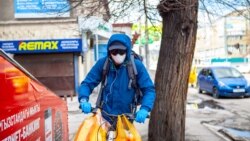 Велосипедист в очках и маске на улице в Бишкеке во время карантина. 20 апреля 2020 года.