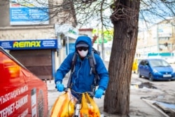 Велосипед мінген маска таққан адам. Бішкек, 20 сәуір 2020 жыл.