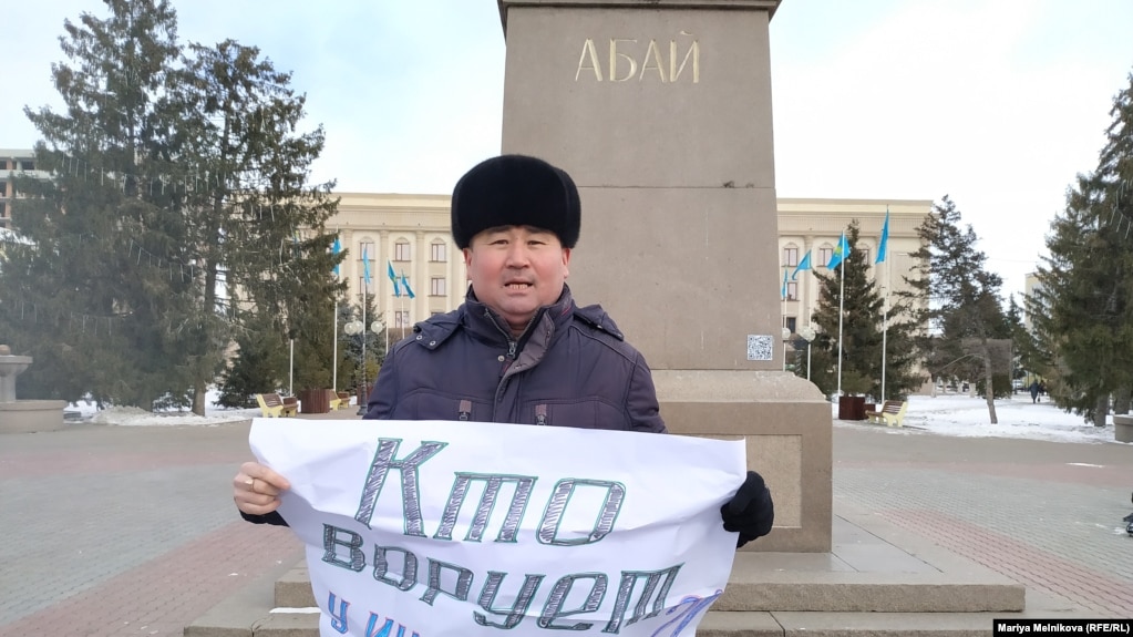 Активист Орынбай Охасов на центральной площади Уральска. 10 февраля 2020 года.