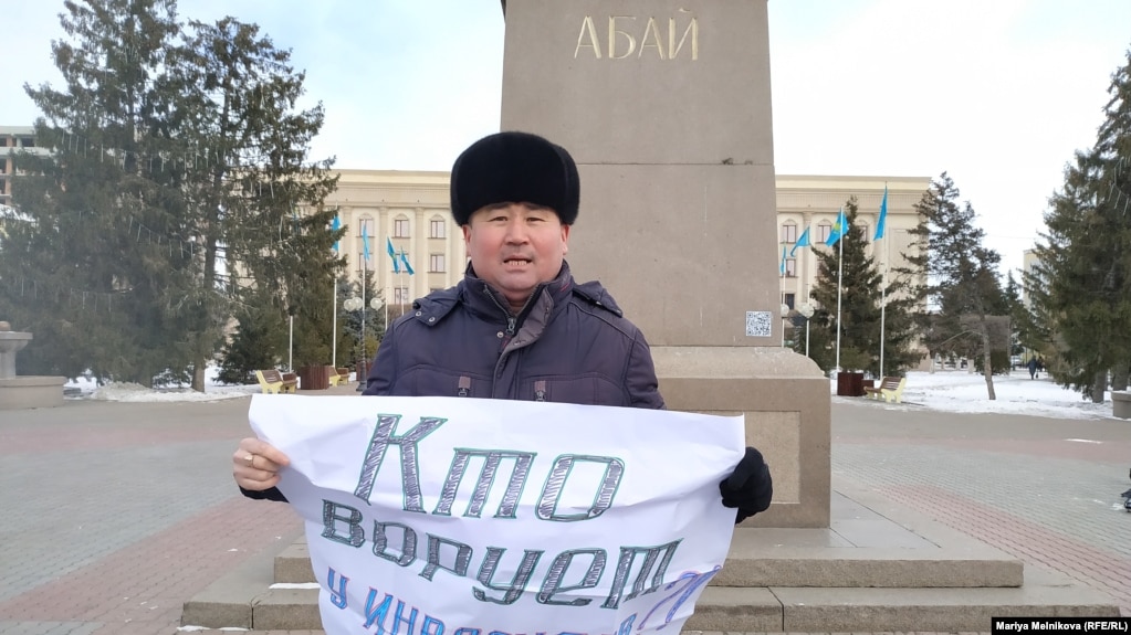 Архивное фото. Активист Орынбай Охасов на пикете на площади в Уральске. 10 февраля 2020 года