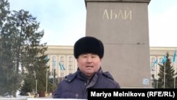 Активист Орынбай Охасов на центральной площади Уральска. 10 февраля 2020 года.