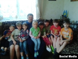 Володимир Родіков з дітьми (Фото з Facebook)