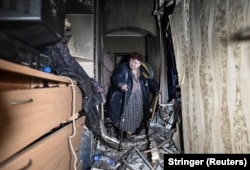 Жінка оглядає своє помешкання після удару російського дрона. Запоріжжя, 26 лютого 2026 року