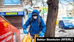 Велосипедист в очках и маске на улице в Бишкеке во время карантина. 20 апреля 2020 года.