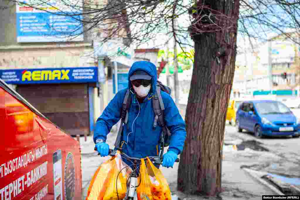 Шаарда коомдук транспорт токтогонуна байланыштуу айрым жарандар велосипед менен жүрүүдө.&nbsp;