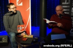 Яўген Вапа (справа) зачытвае радкі з кнігі пра Алеся Бяляцкага