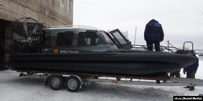 Anija ajrore Sever Okhotnik e Agjencisë Federale Mjekësore dhe Biologjike në fshatin Krasnomaysky, nga ku njerëzit, pajisjet dhe materialet transportohen me traget për në ishullin Lisiy, dhjetor 2021.