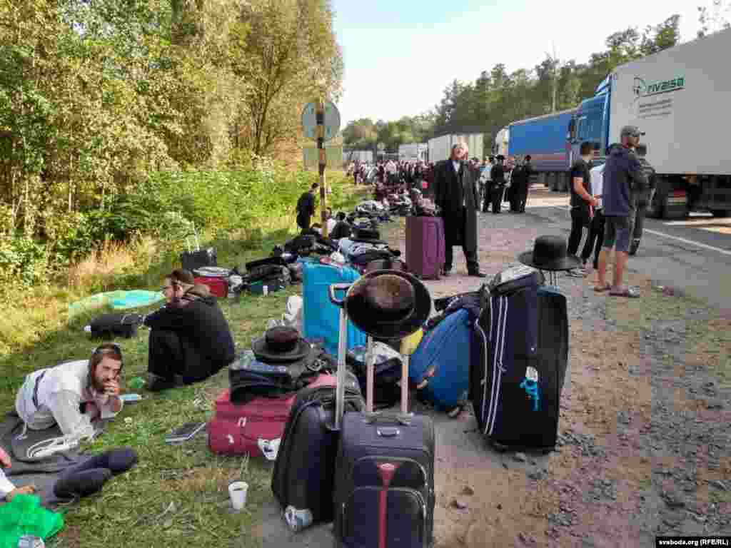 На білоруському кордоні паломників пропустили, але українські прикордонники не впустили їх в Україну.